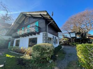 普孔Soley Hostel的顶部有 ⁇ 帽屋顶的房子