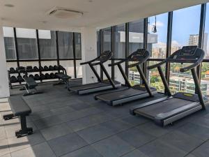 Urban Suites Georgetown Penang - Sea View & Georgetown View - High Floor - Exclusive & Cozy Stay的健身中心和/或健身设施