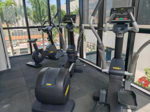 Urban Suites Georgetown Penang - Sea View & Georgetown View - High Floor - Exclusive & Cozy Stay的健身中心和/或健身设施