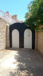 Un par de puertas de garaje blancas en un edificio. en اوناغة الصويرة, en Essaouira