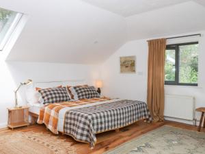 Giường trong phòng chung tại Tigley Meadow Coach House