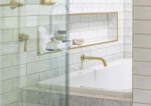 une salle de bain avec un lavabo et un miroir dans l'établissement Stunning South Yarra home, à Melbourne 23 autres photos