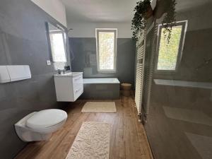 Ένα μπάνιο στο SuperHosts PARKPLATZ - Zentrum - TERRASSE - King-Bett - NETFLIX +12 φωτογραφίες