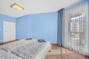 Postel nebo postele na pokoji v ubytování New cozy apartment, Free Parking!