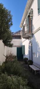 a bench sitting outside of a building with a balcony at Appartamento Helena Duomo in Pisa