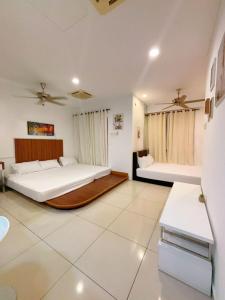 a bedroom with two beds in a room at Mansion One studio in George Town +11 photos