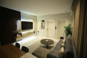 Μια τηλεόραση ή/και κέντρο ψυχαγωγίας στο غرفه وصالة شمال الرياض حي حطين أ9