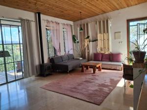 Χώρος καθιστικού στο tranquil beautiful house כליל השחר- צימרים קסומים במיקום מרגיע למשפחות וזוגות