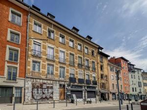 a large brick building on the side of a street at Le Petit Perrière - HyperCentre - Quai de Grenoble in Grenoble
