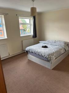 Ένα ή περισσότερα κρεβάτια σε δωμάτιο στο 3 Bedroom Thundersley Apartment