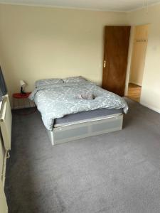 Ένα ή περισσότερα κρεβάτια σε δωμάτιο στο 3 Bedroom Thundersley Apartment