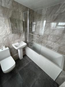 Ένα μπάνιο στο 3 Bedroom Thundersley Apartment