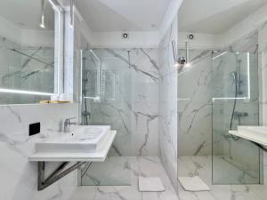 Koupelna v ubytování Hotel - Pokoje i Apartamenty Heban + 51 fotografií