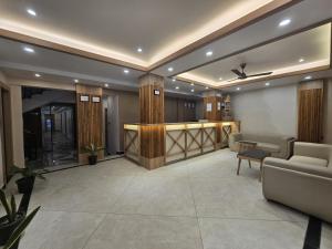eine Bürolobby mit Empfangstresen und Stühlen in der Unterkunft The Pinecrest in Gangtok