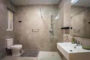 Bilik mandi di Stylish 3BR Gozo Escape with Wifi & Homey Touches!