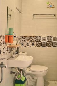 un baño con lavabo e inodoro en Stay Here, en Ho Chi Minh 38 fotos más