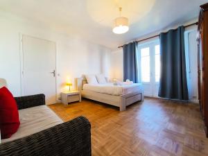 una camera da letto con un letto con tende blu e un divano di Villa 15 pers - Jardin Arbore - Calme - Parking a Pau