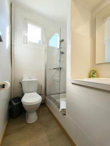 un bagno con wc e doccia in vetro di Villa 15 pers - Jardin Arbore - Calme - Parking a Pau