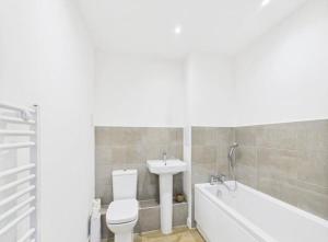 Ένα μπάνιο στο Modern 2-Bed Apartment in Longcross with Balcony & Parking