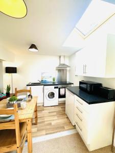 een keuken met een tafel en een eetkamer bij The Cobbles in Filey +13 foto's