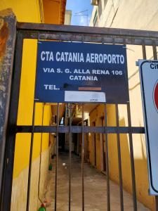 un cartello per l'ingresso di un edificio di CTA Catania Aeroporto fontanarossa reception a Catania