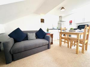 een woonkamer met een bank en een tafel bij The Cobbles in Filey