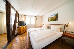 Postel nebo postele na pokoji v ubytování Hotel Zeltinger-Hof - Gasthaus des Rieslings