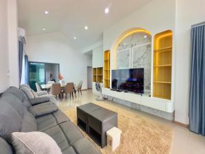 un salon avec un canapé et une télévision dans l'établissement Thann Villa by EThan Aonang, à Ao Nang Beach