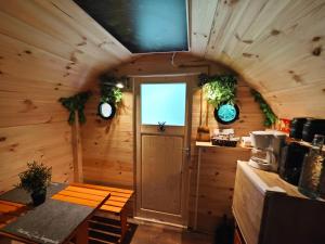a kitchen with a room with a door and a table at Hobbit Hütte am Bach ohne Bettwäsche in Kirchensittenbach