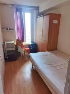1 dormitorio con 1 cama, armario y escritorio en Just for sleep - Hoche APT, en Le Pré-Saint-Gervais