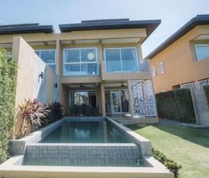 una casa con piscina nel cortile di Chillax Luxury Pool Villa - Koh Chang a Ban Khlong Son