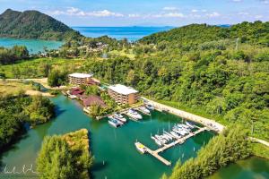 una vista aerea su un porto turistico con barche ormeggiate di Chillax Luxury Pool Villa - Koh Chang a Ban Khlong Son
