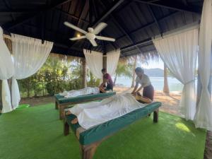 un gruppo di persone che rifanno i letti in una camera di Chillax Luxury Pool Villa - Koh Chang a Ban Khlong Son