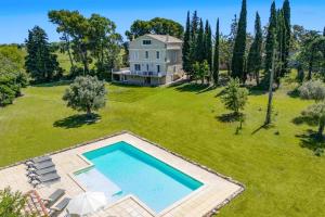 カプタングにあるVilla Domaine du Midi by Villa Plusのプール付きの家の航空写真