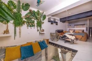 a living room with a couch and a bed at Duplex suite 50m de la plage Carré d'Or Nice in Nice
