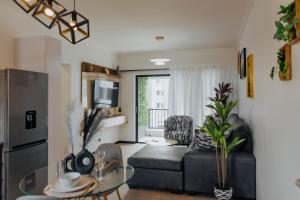 Chanty Serenity Apartment with Pool and Gym في Sandton: غرفة معيشة مع أريكة وطاولة