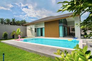 une piscine dans l'arrière-cour d'une maison dans l'établissement Thann Villa by EThan Aonang, à Ao Nang Beach