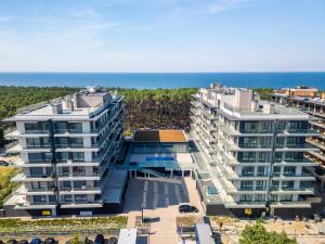 una vista aerea di due condomini vicino all'oceano di Hevenia Mrzeżyno Apartament 74 Widok na Morze a Mrzeżyno