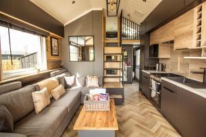 una sala de estar con un sofá y una mesa en Daverneithon 3, en Rhayader
