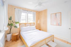 Ένα ή περισσότερα κρεβάτια σε δωμάτιο στο Designer 2br apt, 5mins to the beach - J4