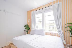 Ένα ή περισσότερα κρεβάτια σε δωμάτιο στο Designer 2br apt, 5mins to the beach - J4 +5 φωτογραφίες