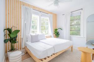 Ένα ή περισσότερα κρεβάτια σε δωμάτιο στο Designer 2br apt, 5mins to the beach - J4