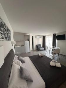 Ένα ή περισσότερα κρεβάτια σε δωμάτιο στο Royal View Apartment +19 φωτογραφίες