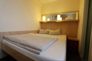 Ein Bett oder Betten in einem Zimmer der Unterkunft Bettenburg Hotel & Hostel