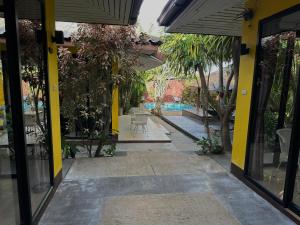 Bazén v ubytování Nankanok Resort nebo v jeho okolí