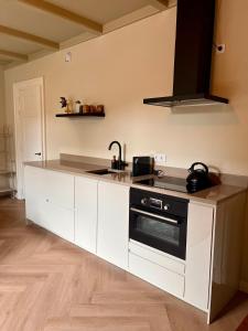 Kuchyň nebo kuchyňský kout v ubytování Stadslogement B&B Lytse Gysbert