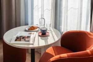 バルセロナにあるThe Social Hub Barcelona Poblenouのテーブル(一皿の料理とワイン1本付) +24枚の写真