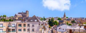 a view of a city with buildings and a castle at Confort calme au Mans - Garage & ascenseur in Le Mans