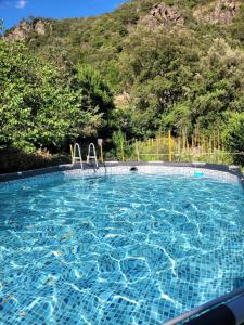 Swimmingpoolen hos eller tæt på la maison d'à coté