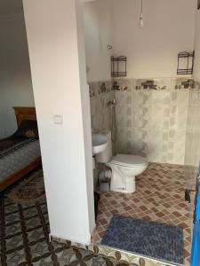 a bathroom with a toilet and a sink at Villa famille in Ida Ougourd